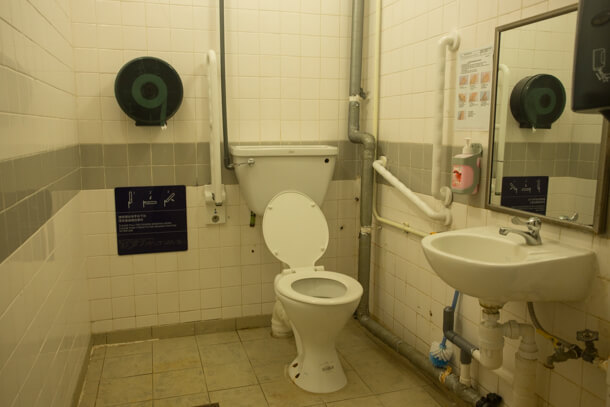 梅窩政府合署地下的洗手間