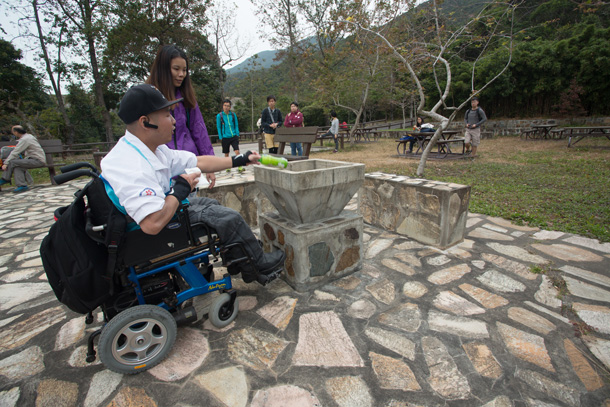 終點休憩處內的燒烤爐和餐桌都可供輪椅使用者使用