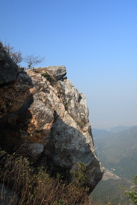 登山途中的巨岩