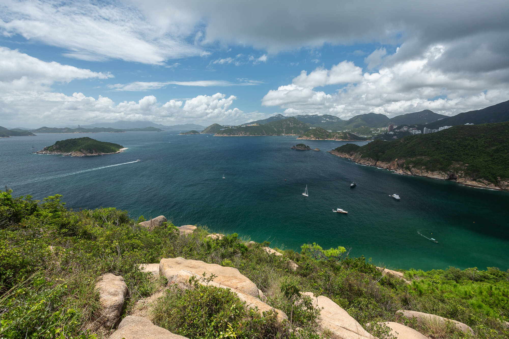山頂的景致更為遠闊