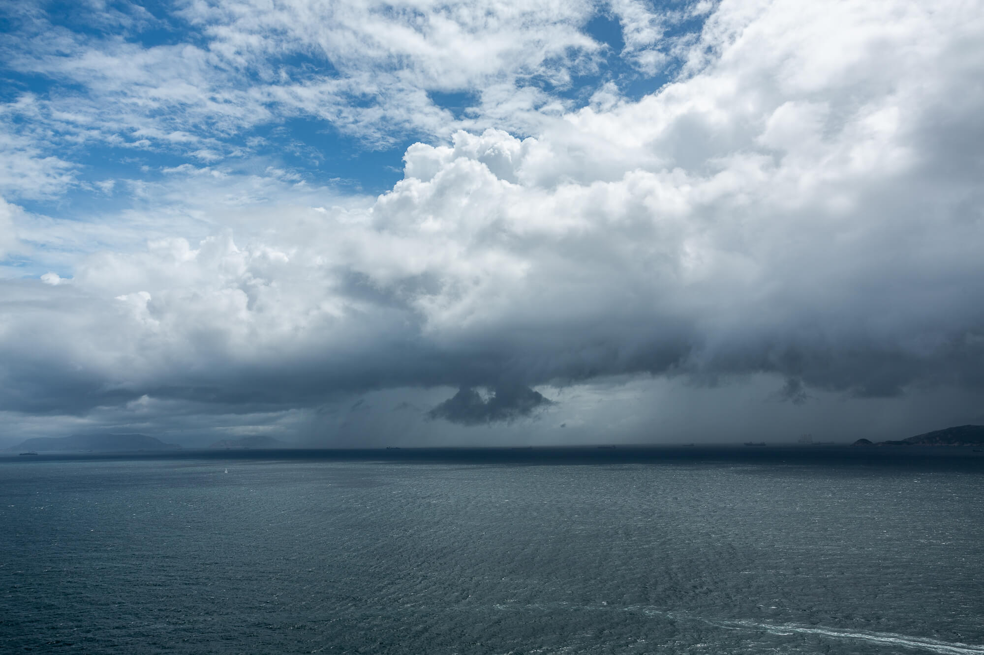 烏雲下出現雨幡