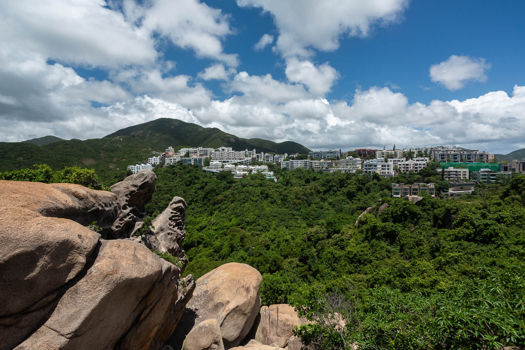 突出兩指的岩石