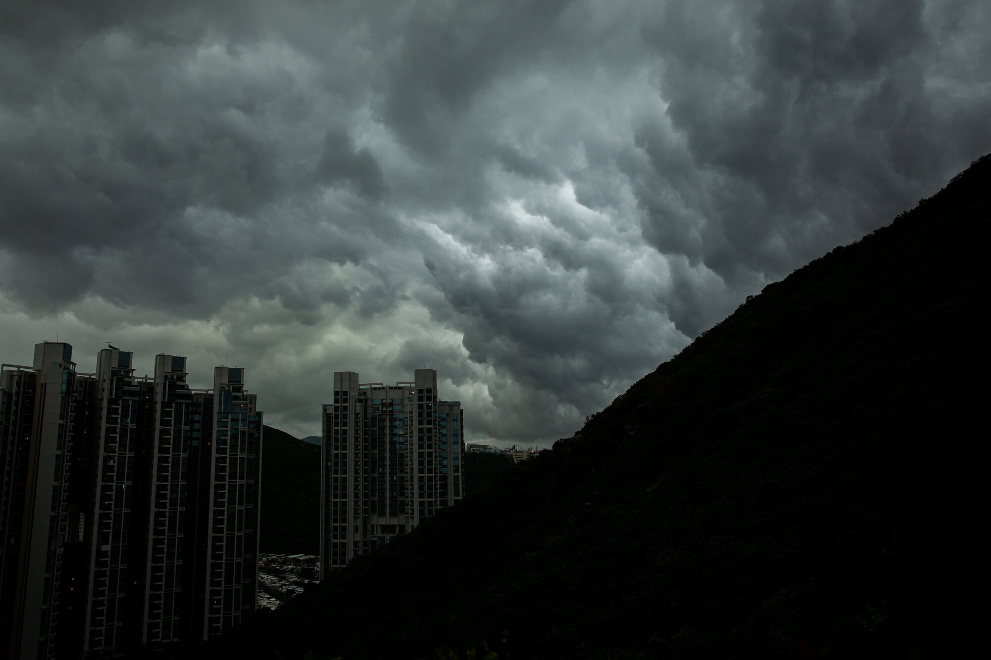 烏雲壓頂，末日般的景象情勢嚇人，我倆趕緊從玉桂山下山
