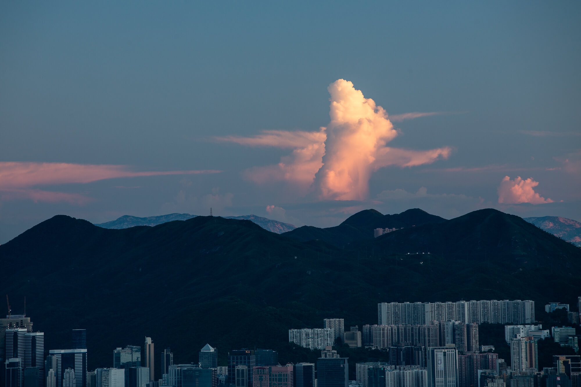 遙看港島上空的橘黃積雲