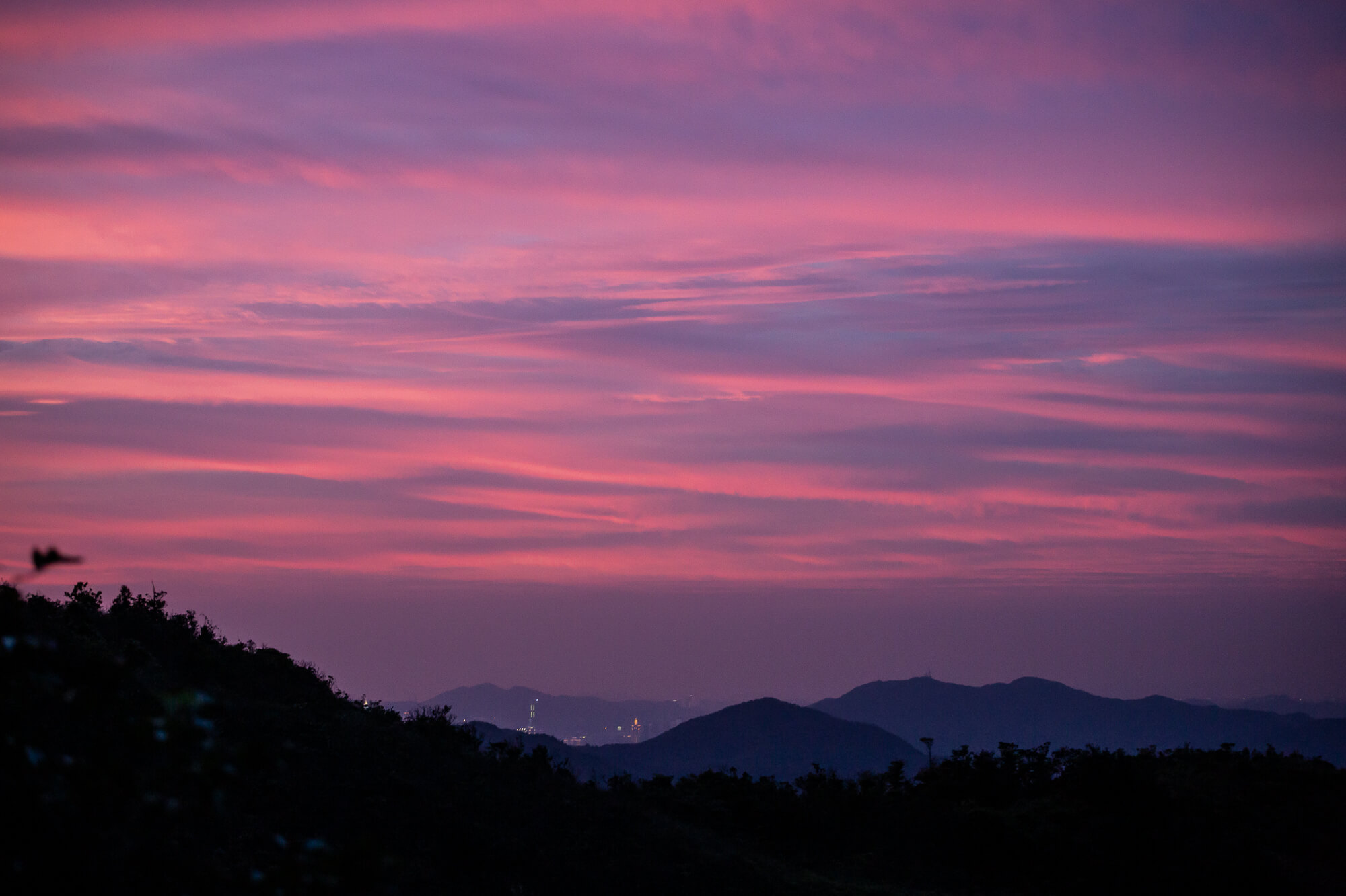 日落時分的波狀高層雲，有如數層波浪