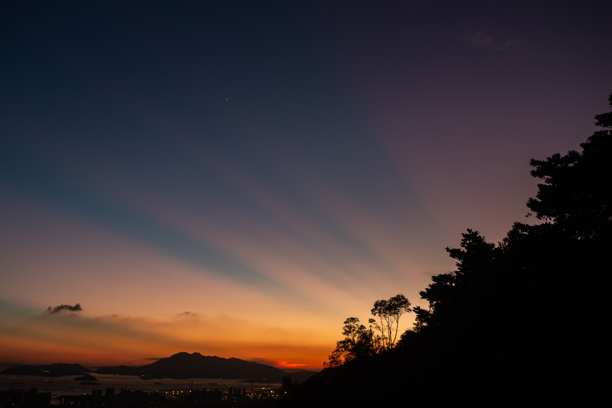 夏日的曙暮暉在大嶼山上空散射