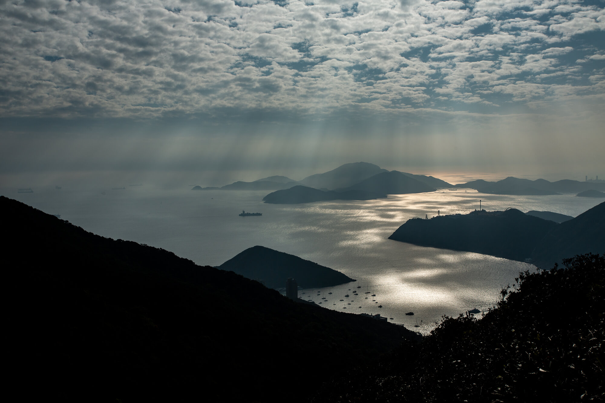 紫羅蘭山上觀賞雲隙光灑落海面
