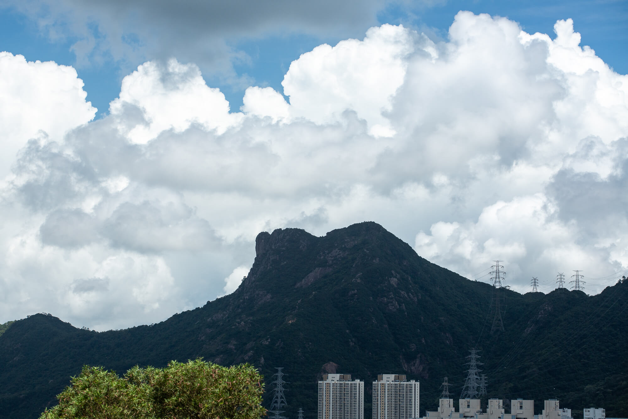 簇擁著獅子山的雲團