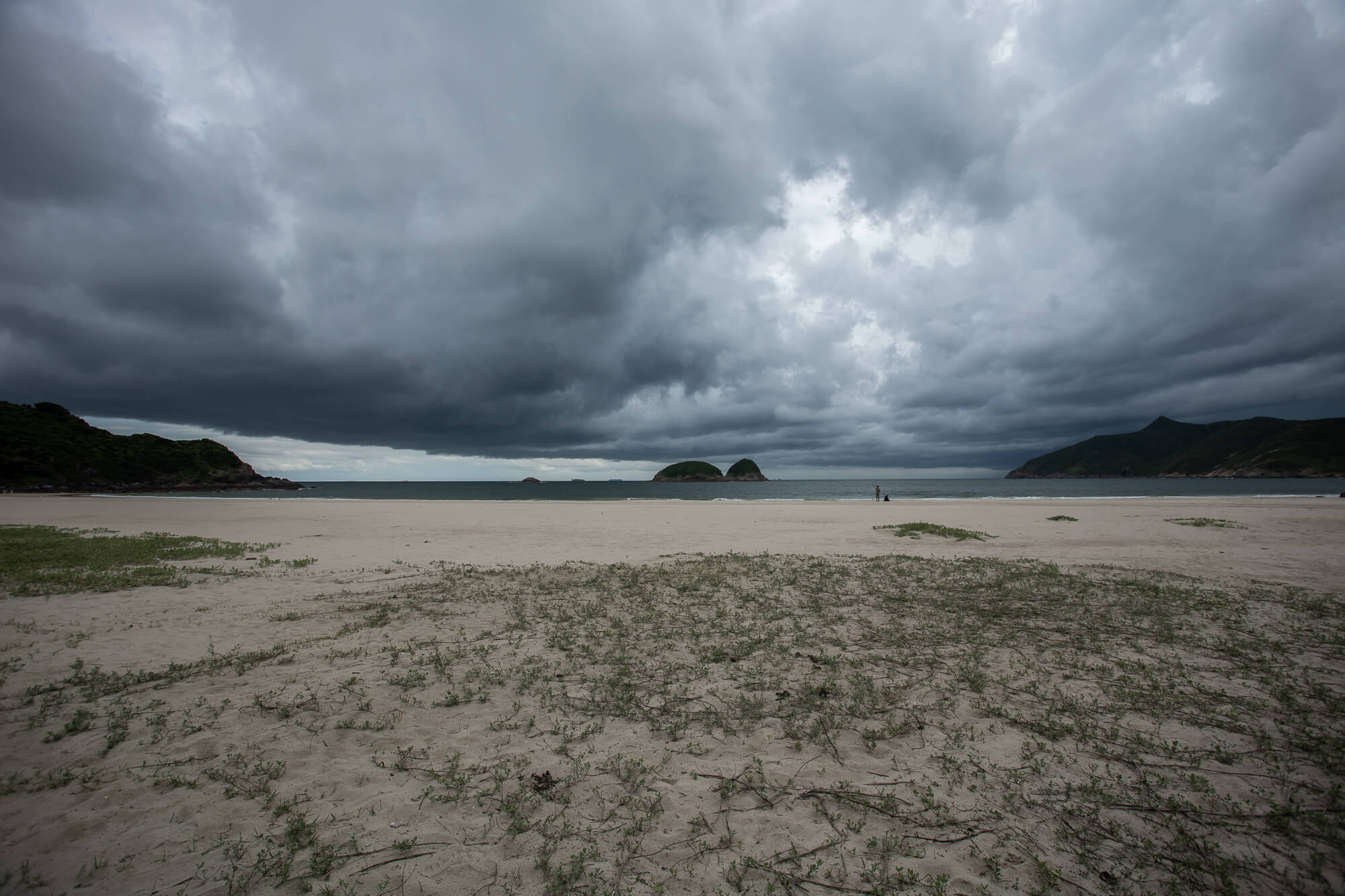 鹹田灣雨層雲下的淨灘戰友