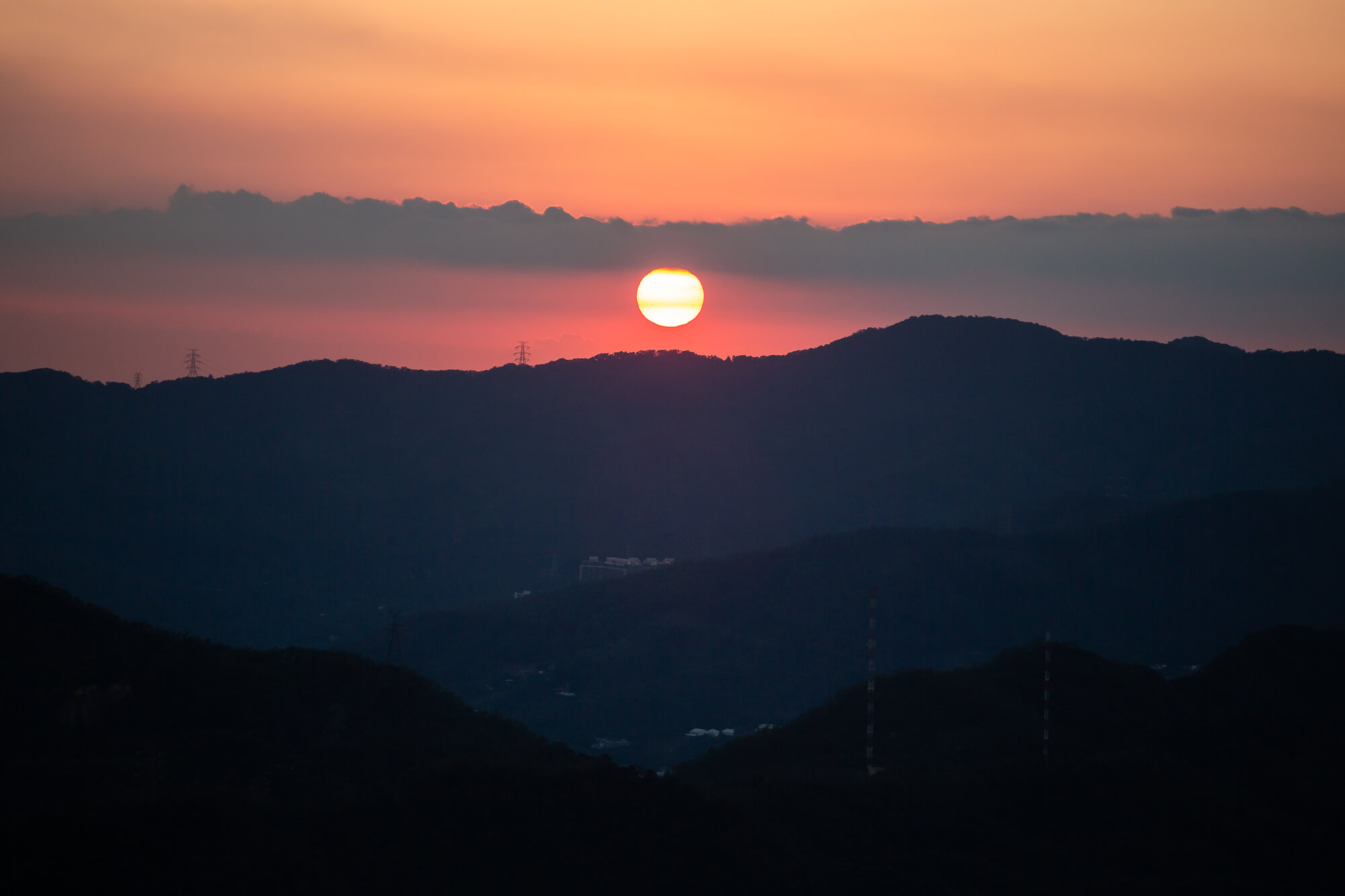 雲條下的落日