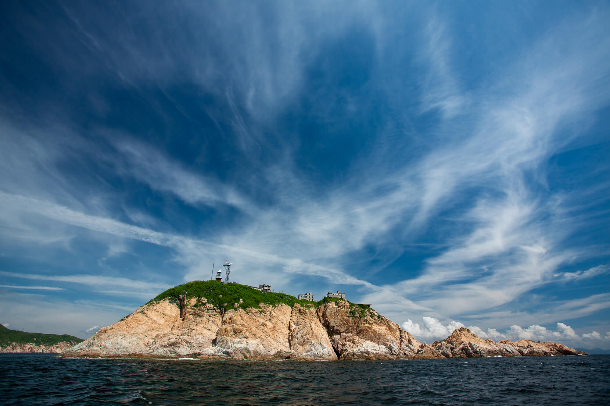 橫欄島重疊的卷雲