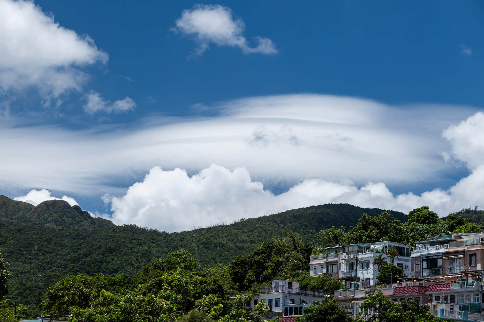 這日風很大，西貢北港上空出現透鏡雲