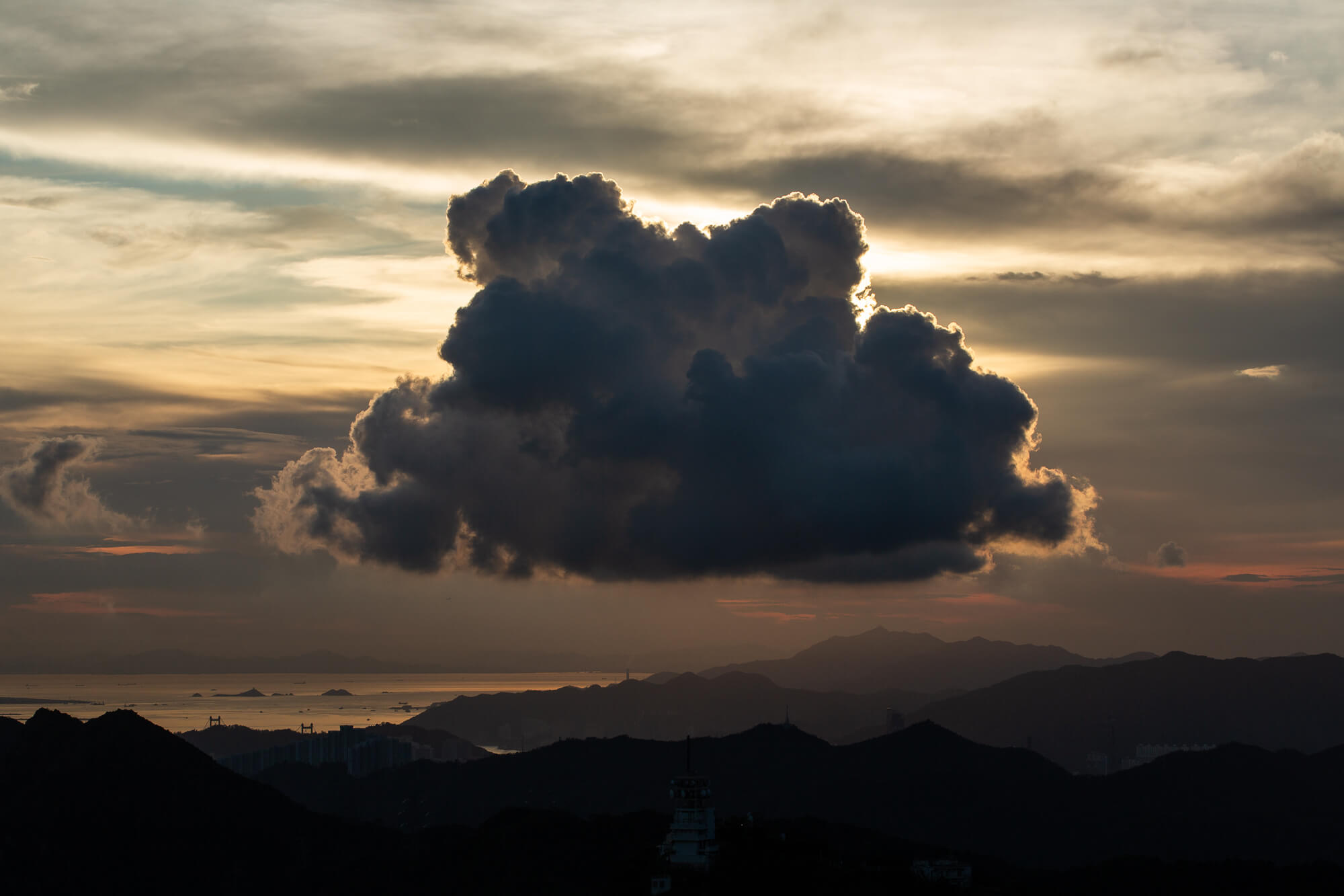 背光的積雲顯得十分暗黑