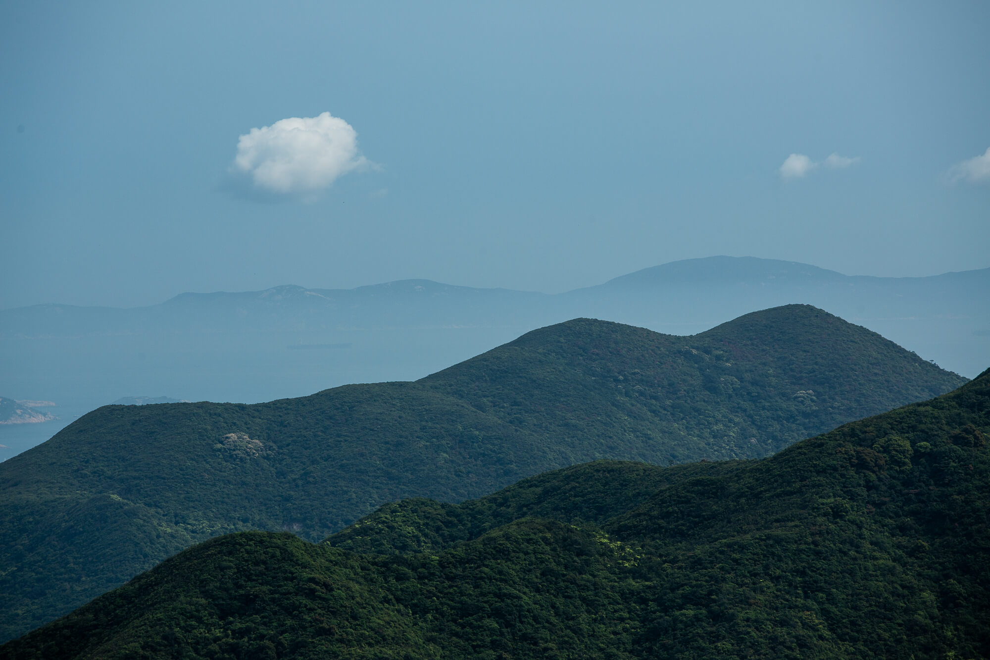 站在渣甸山遠望一團孤單的淡雲