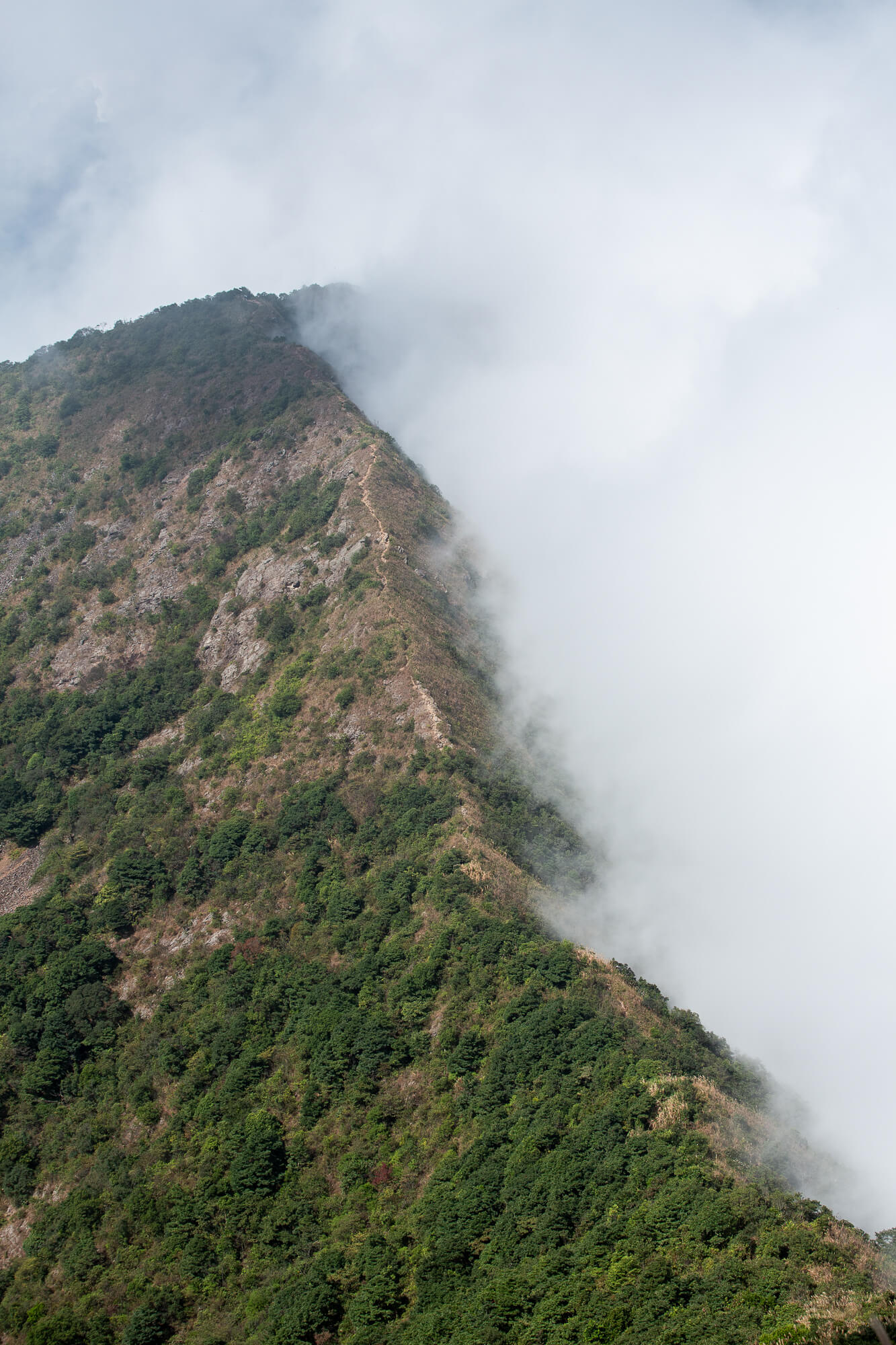 受馬鞍地形所阻的層雲