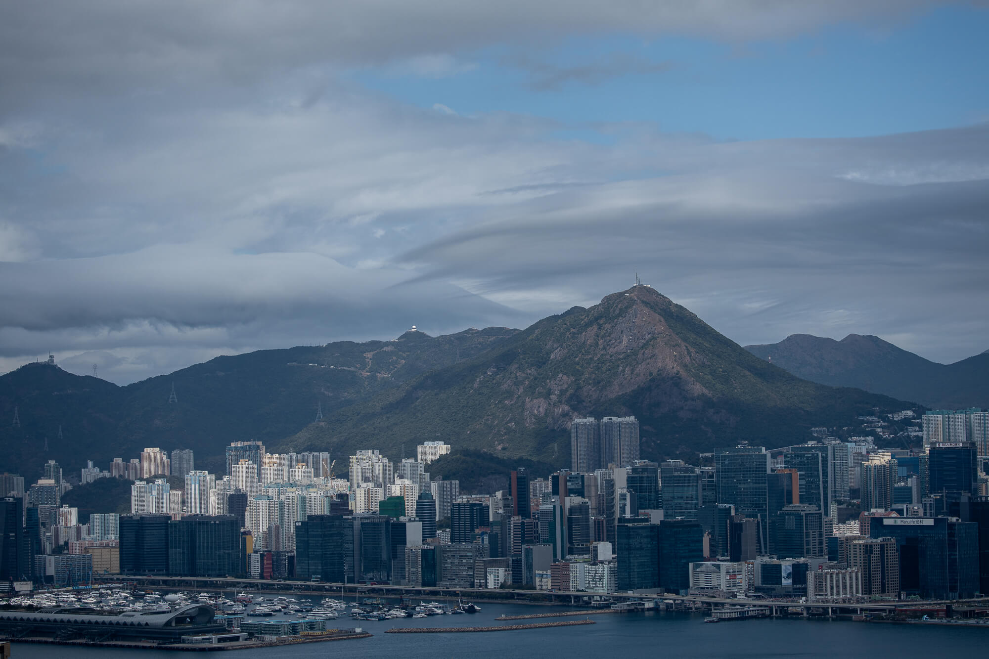 飛鵝山上的絲滑雲帶