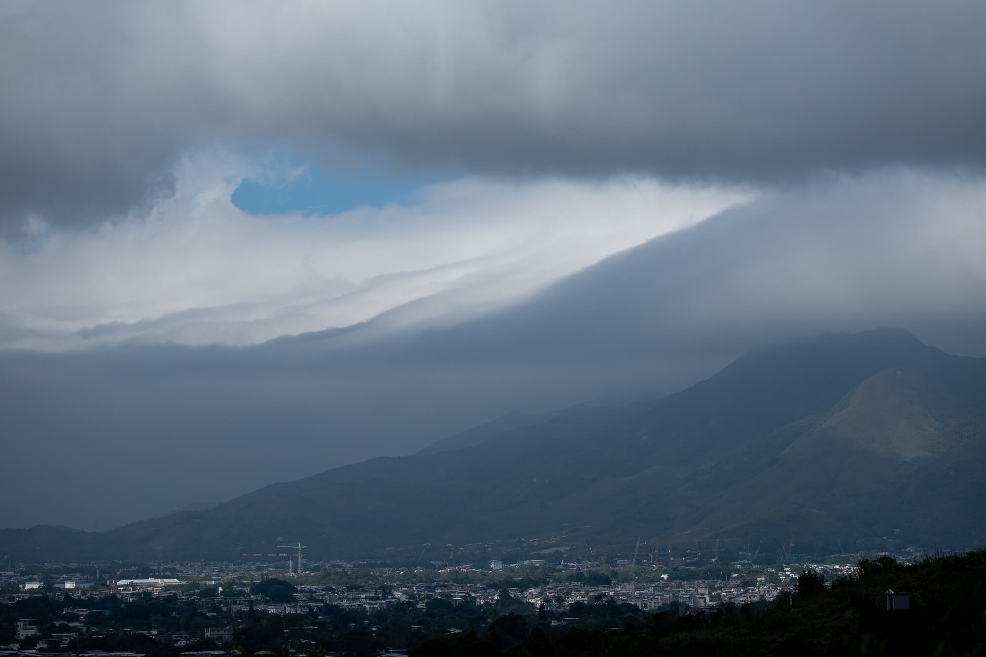 雲層因大刀屻地形而改變走向