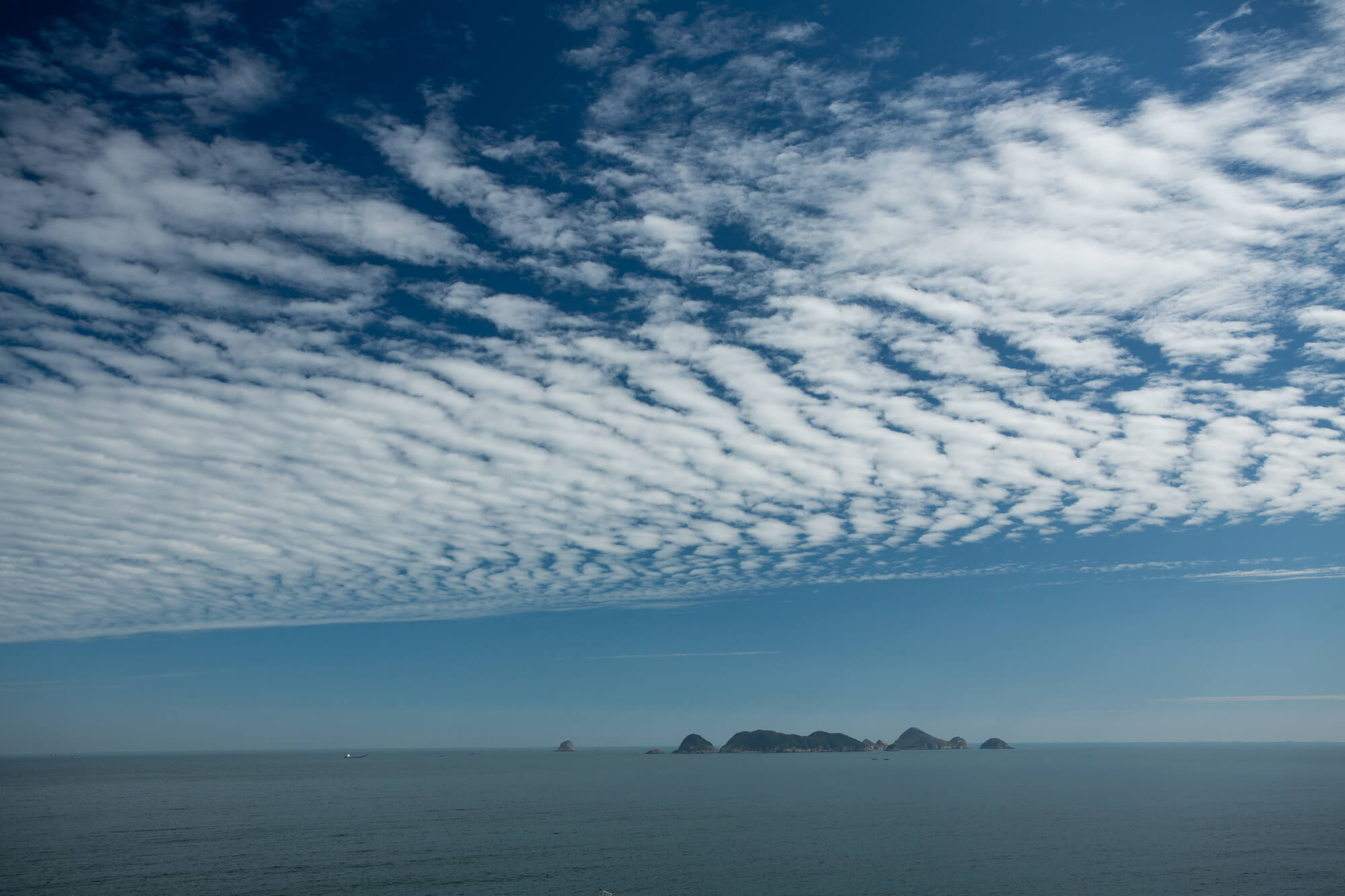 層狀高積雲在果洲群島上空劃過