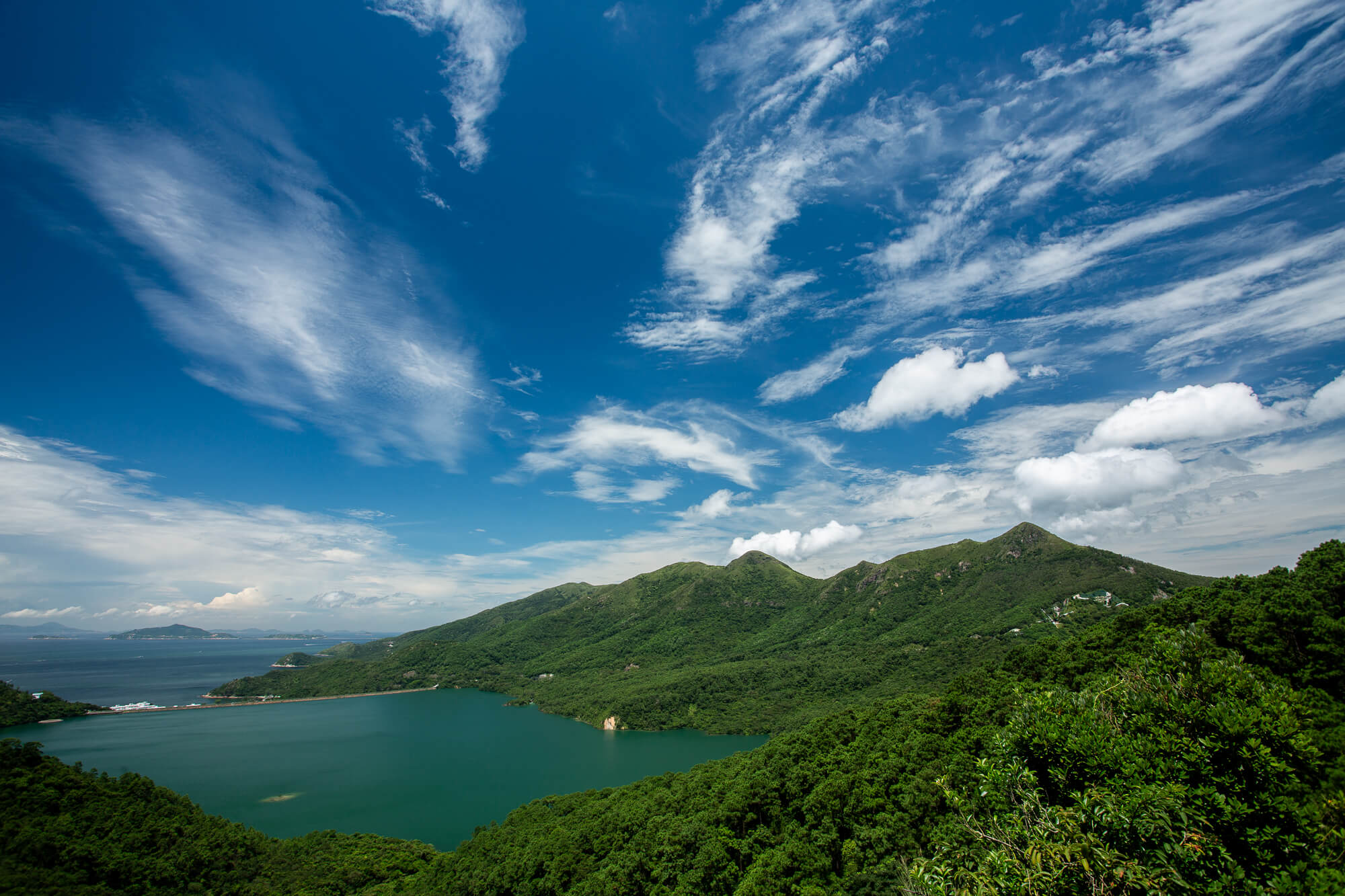 攀西狗牙時回身所見的卷雲和積雲
