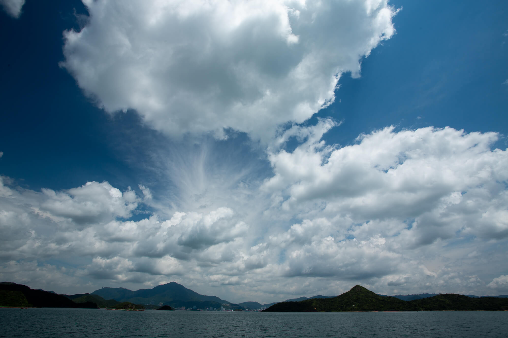 在海面上空團聚的層積雲