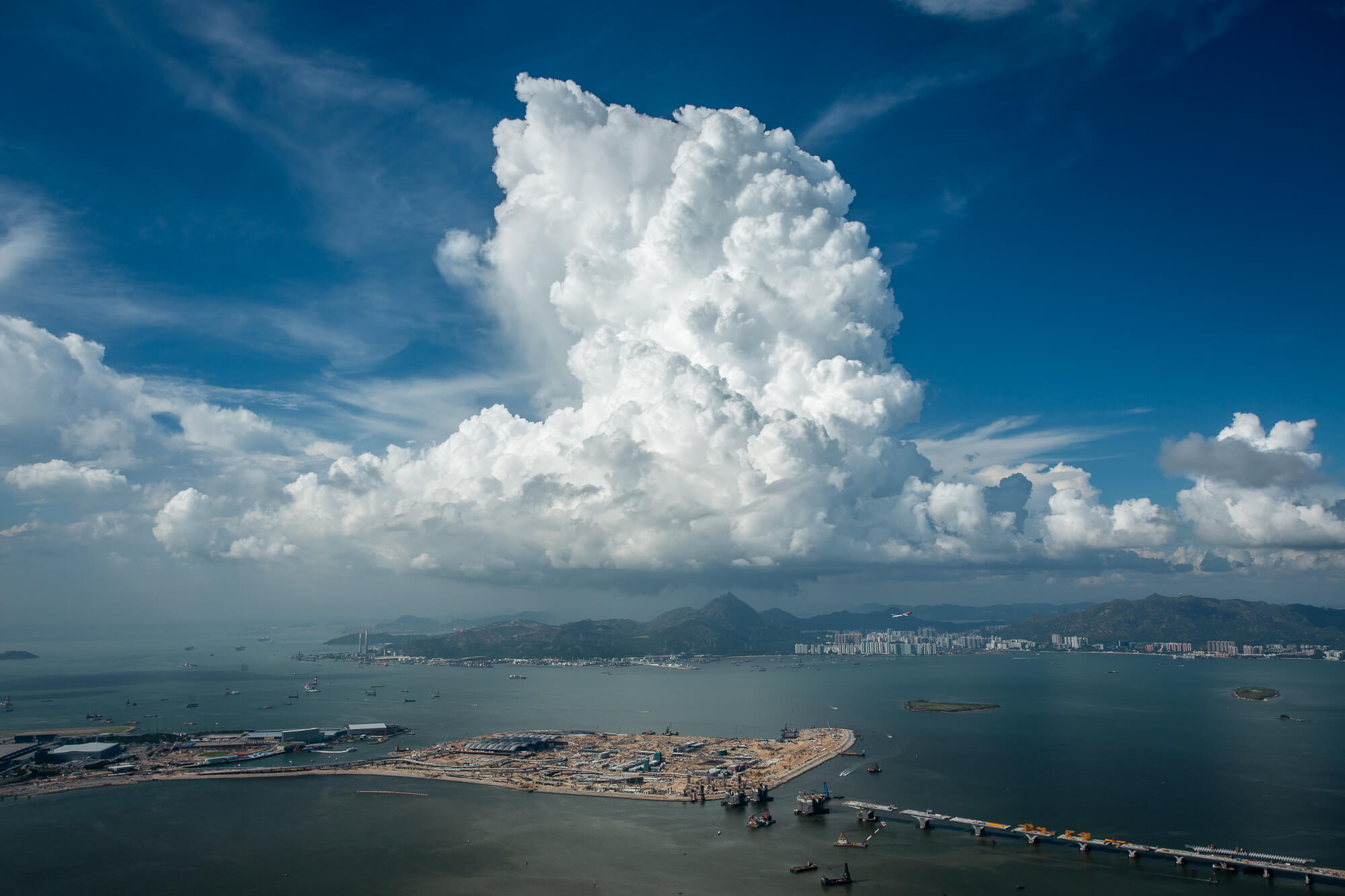 看這積雨雲與青山的高度比例