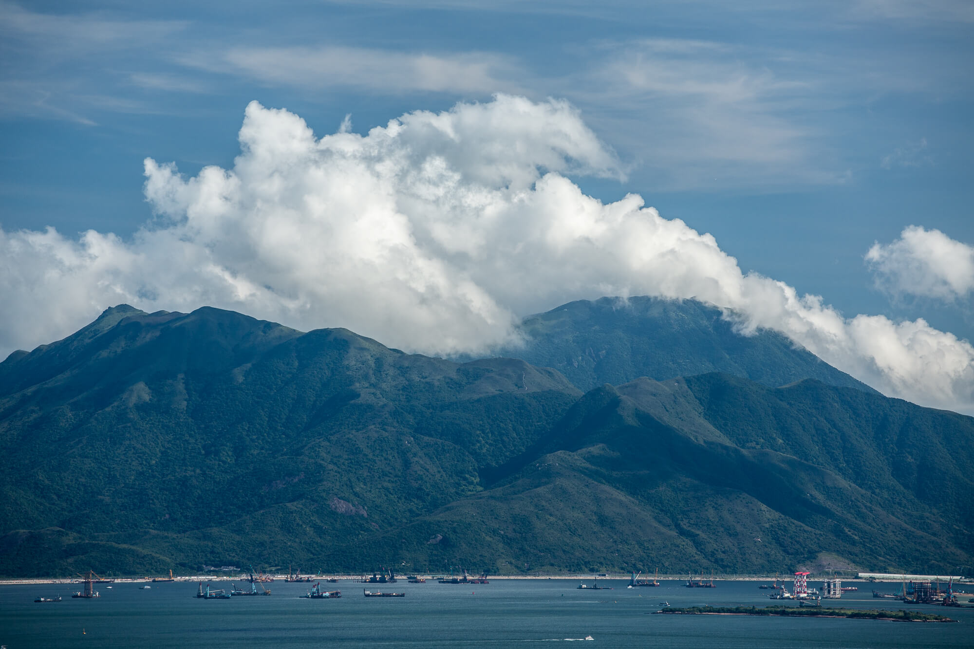 籠罩在蓮花山峰頂的雲團