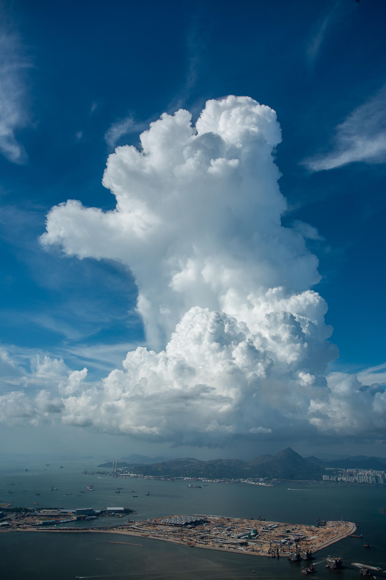 積雨雲未幾長出四根亮白肥大的手指來，雲底則陰暗而粗糙