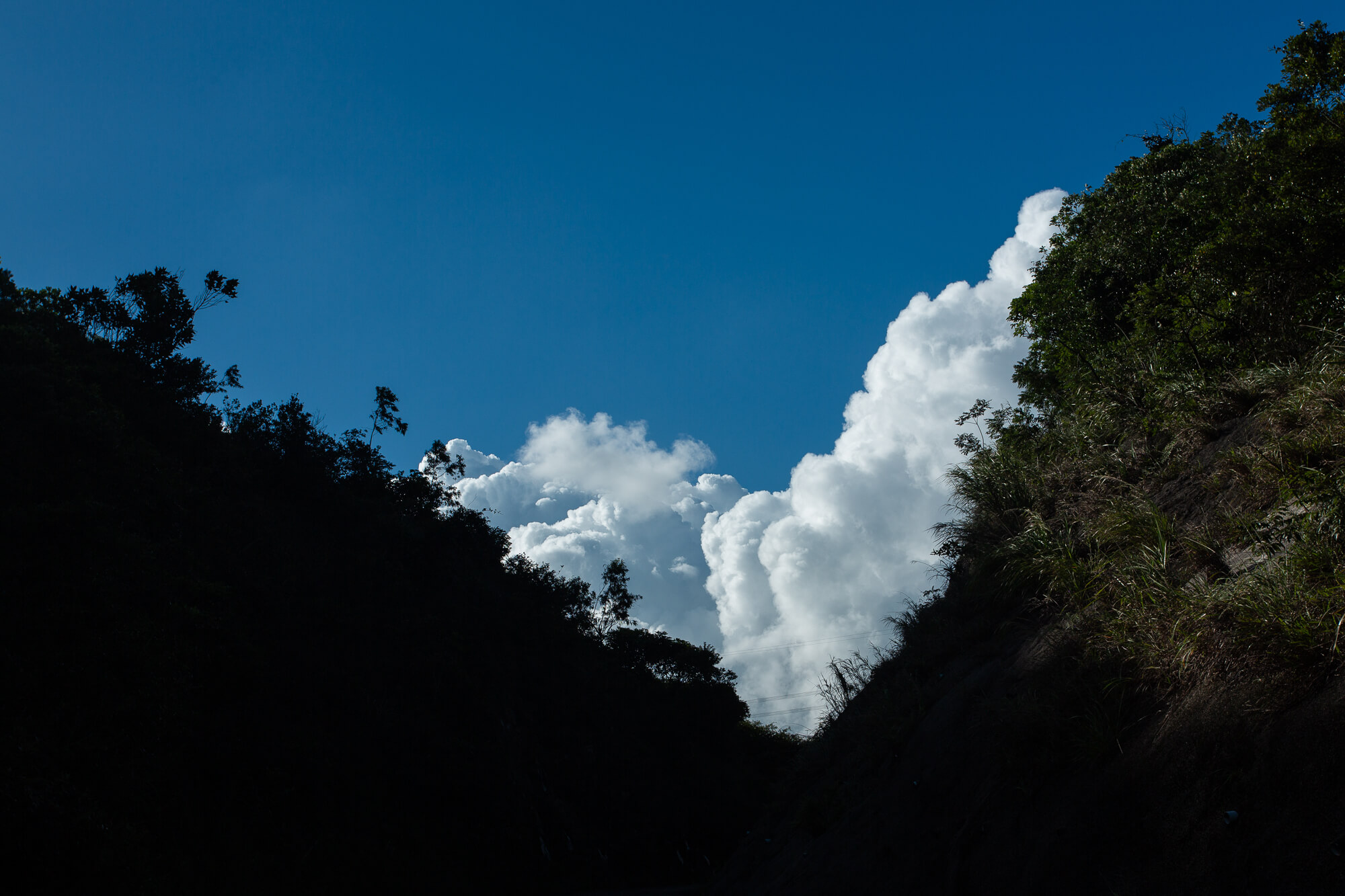 白雲在坳後