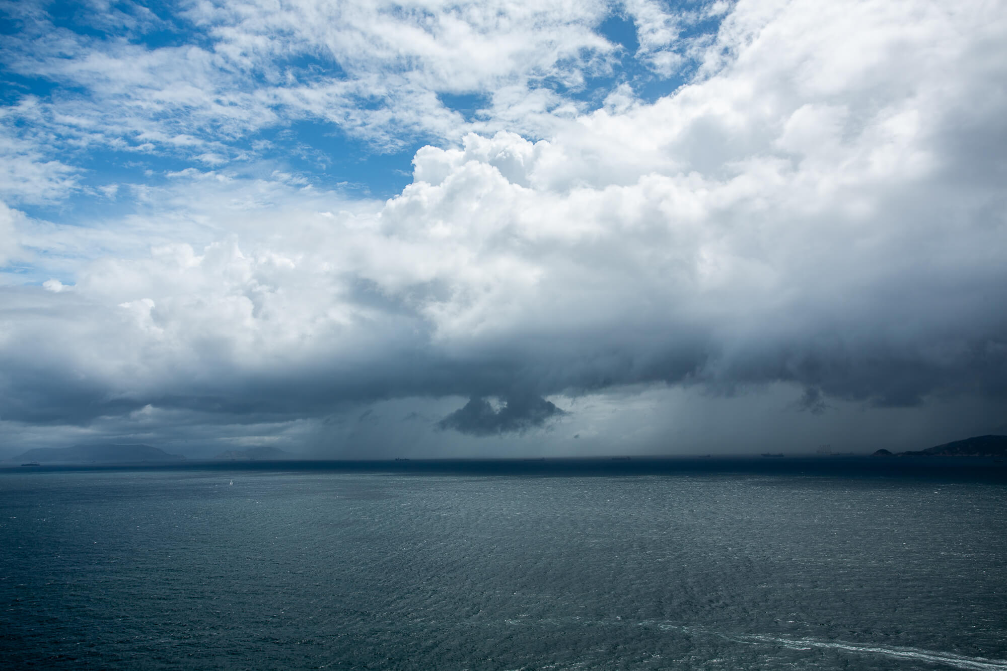 由高層雲發展而成的雨層雲，可見明顯下垂的灰暗雨幡