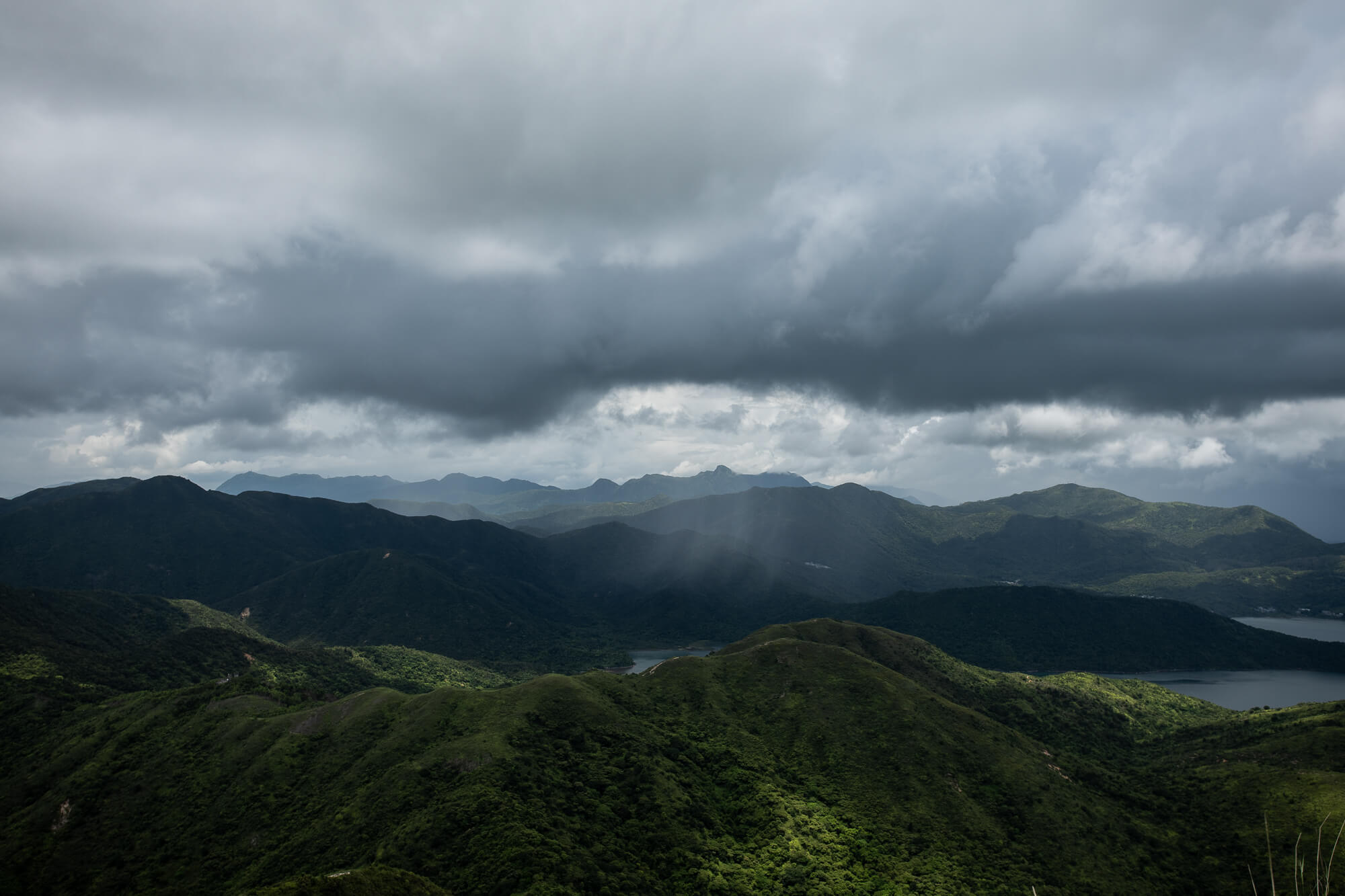 攀登蚺蛇尖時，剛避過面前的陣雨