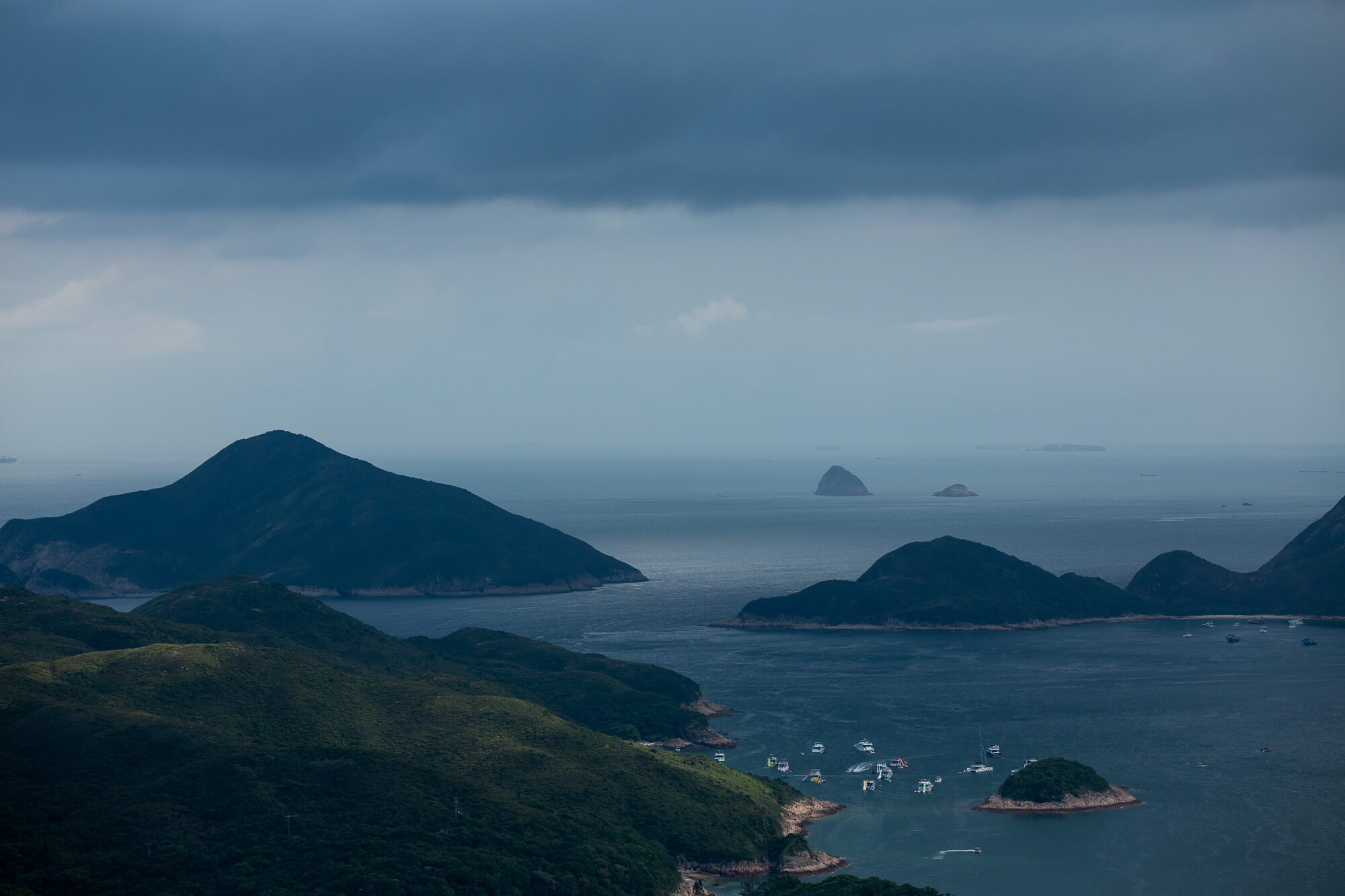 前一刻的大蛇頂才藍天白雲，未幾雨層雲襲來