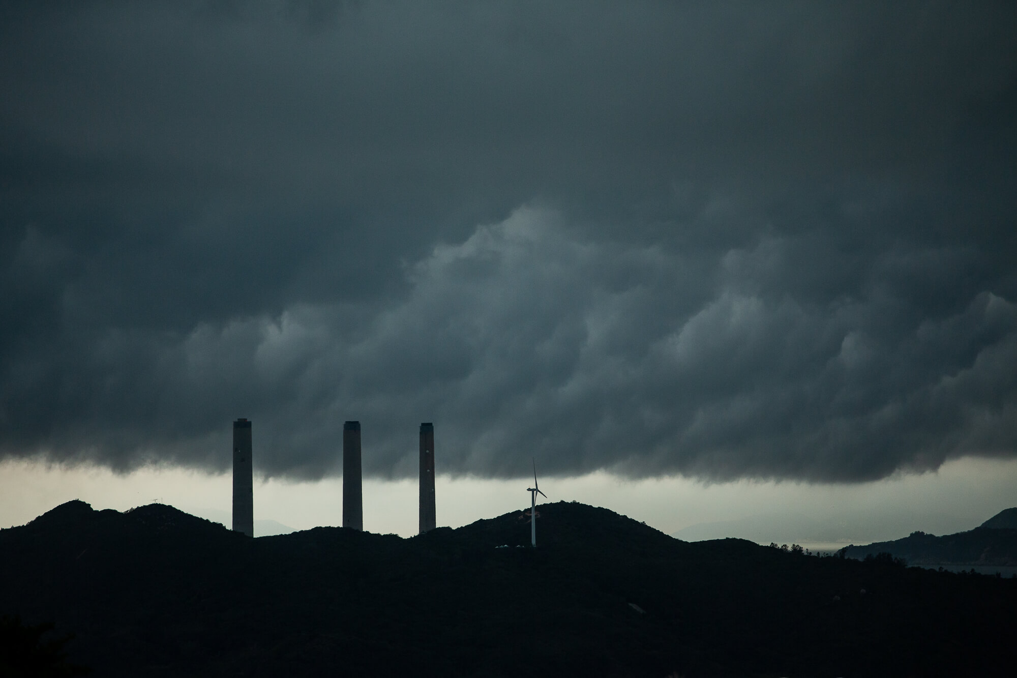 黑壓壓的烏雲掠過南丫島