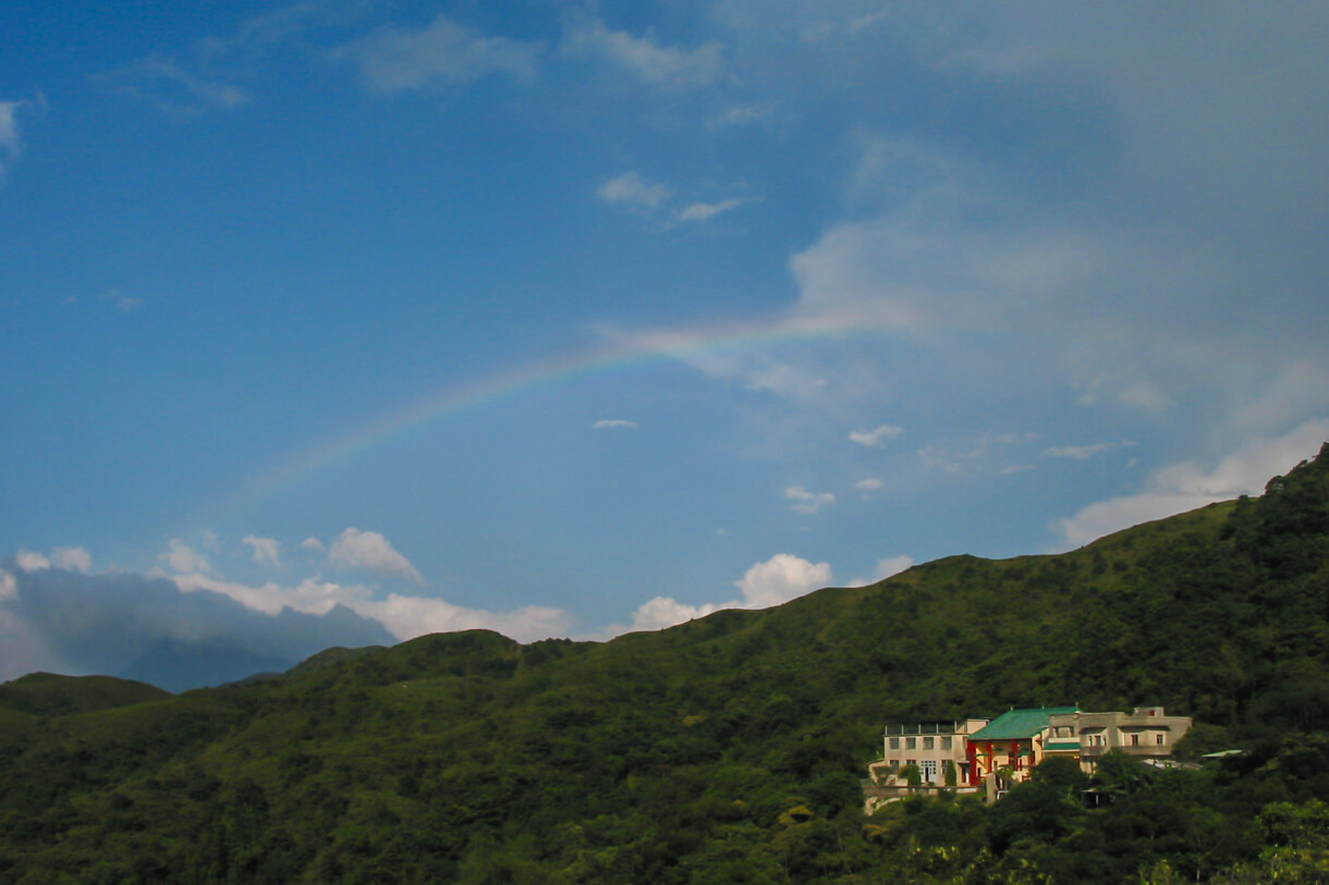 慈興寺上的淡淡彩虹