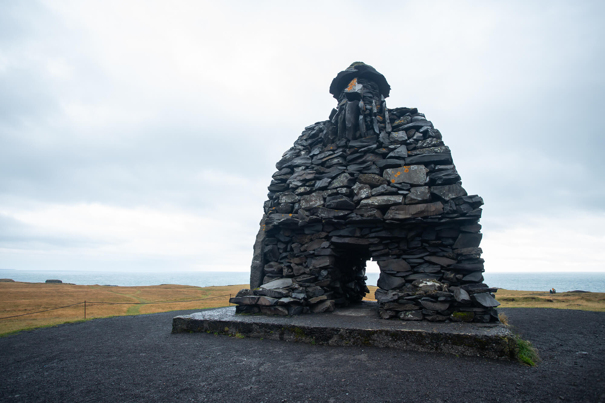 以半人半獸的斯奈山半島守護者 Bárður 的雕像