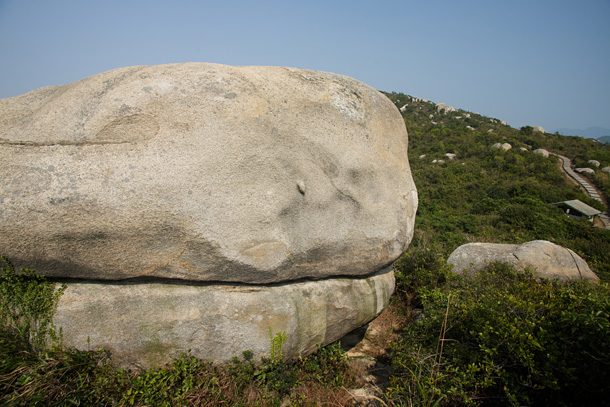 巨岩像條鯨魚