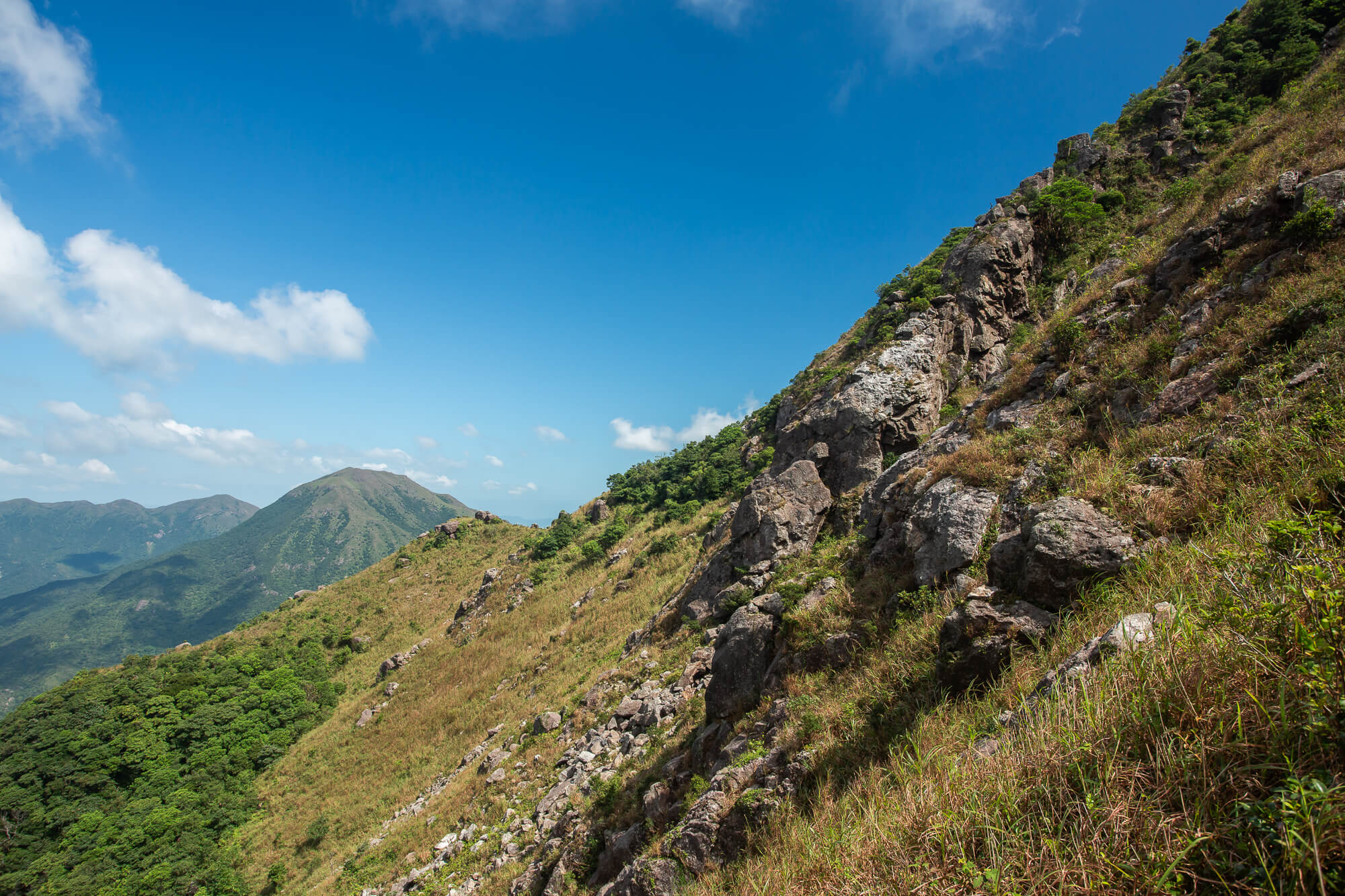 纍纍山岩