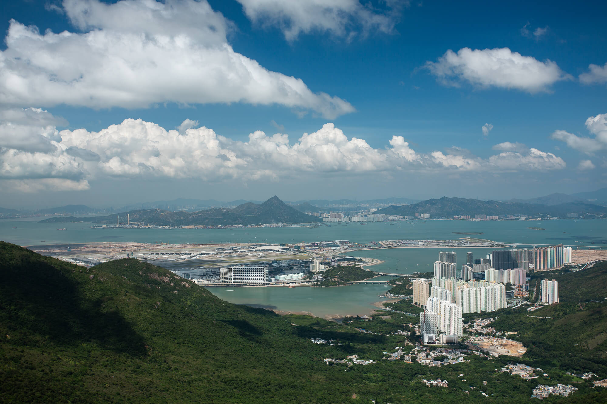 機場後方便是青山