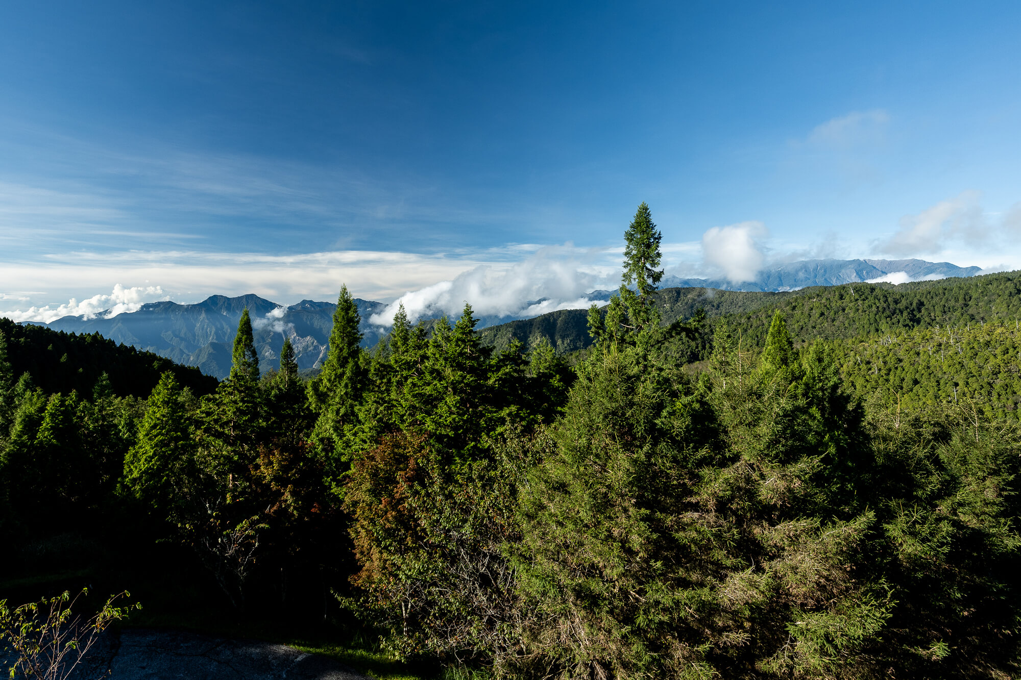 在山屋外眺望南湖群峰