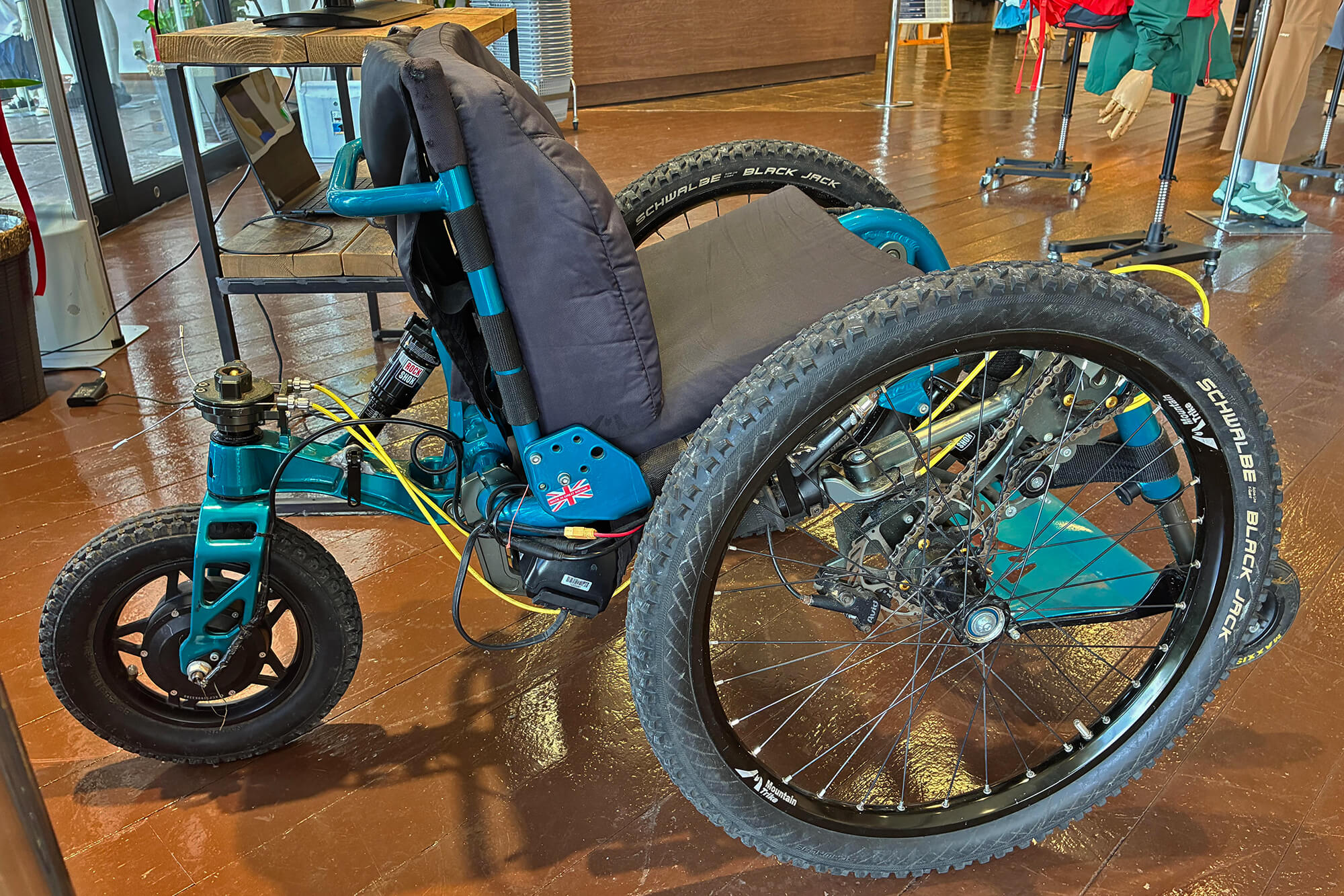 英國製的全地形手動輪椅，利用兩支搖桿推動（攝於日本）