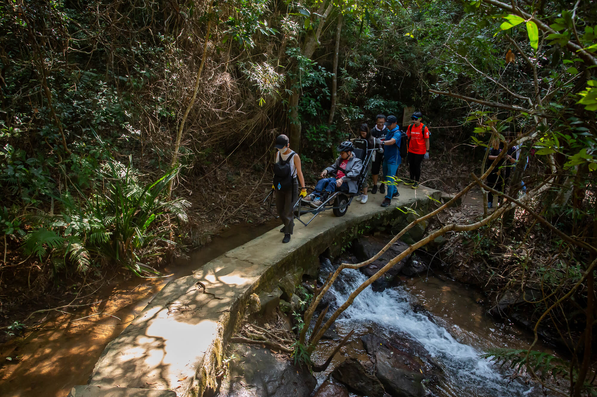 駛過狹窄的路段時保持輪椅平衡對安全特別重要